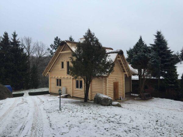 DOM Z BALI DREWNIANYCH KRYTY STRZECHĄ